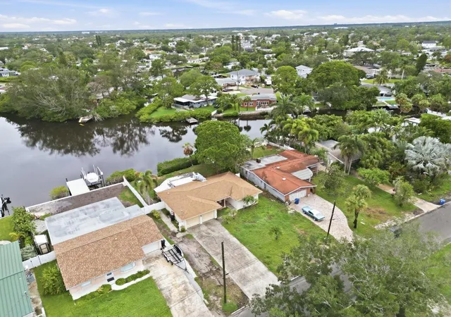Photo 4 of Single family home for sale at 4400 Huntington St NE, Saint Petersburg, FL 33703 | MLS# TB8531845 | Listing updated on 2026-09-20