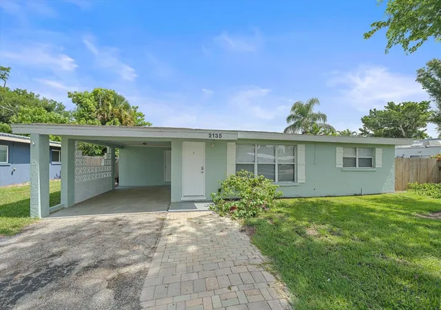 Photo 1 of Single family home for sale at 2135 Lee Ln, Sarasota, FL 34231 | MLS# A4700793 | Listing updated on 2026-08-21