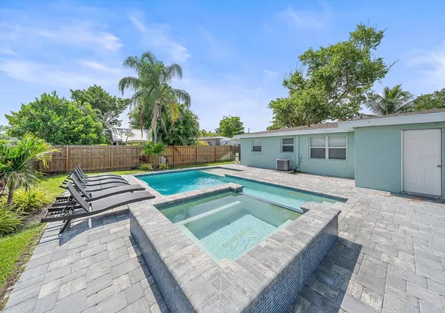 Photo 2 of Single family home for sale at 2135 Lee Ln, Sarasota, FL 34231 | MLS# A4700793 | Listing updated on 2026-08-21