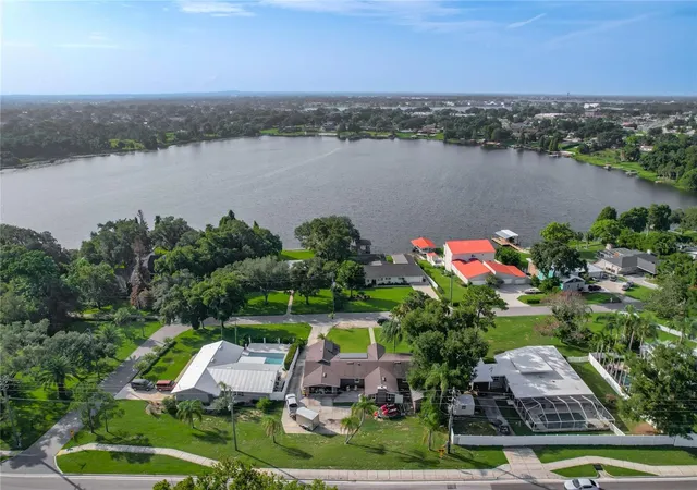 Photo 2 of Single family home for sale at 128 N Lake Florence Dr, Winter Haven, FL 33884 | MLS# L4963717 | Listing updated on 2026-07-31