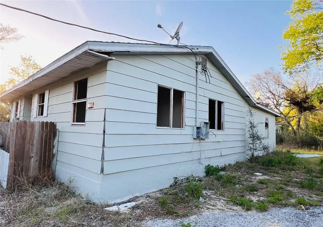 Photo 3 of Single family home for sale at 20715 Se 141st Place, Umatilla, FL 32784 | MLS# O6427482 | Listing updated on 2026-07-24