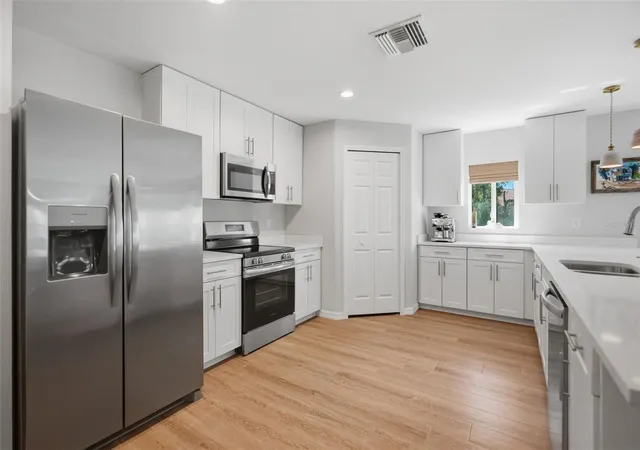 Photo 3 of Single family home for sale at 8477 Beachwood Ct, Spring Hill, FL 34606 | MLS# W7887906 | Listing updated on 2026-08-31
