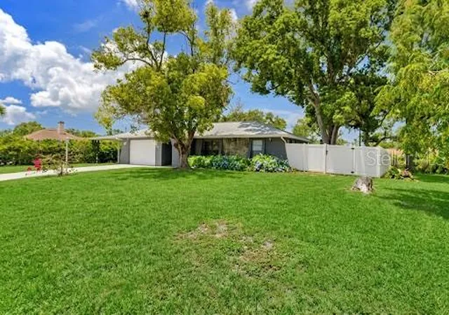 Photo 3 of Single family home for sale at 6480 Indian Rock Ct, Spring Hill, FL 34606 | MLS# W7887912 | Listing updated on 2026-10-01