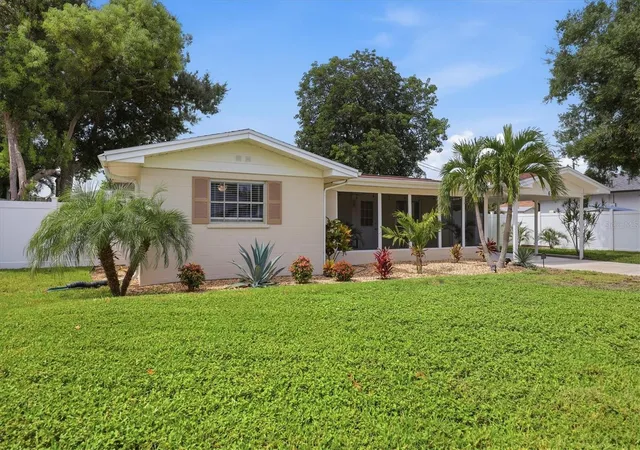 Photo 1 of Single family home for sale at 630 E Seminole Dr, Venice, FL 34293 | MLS# D6148171 | Listing updated on 2026-09-21