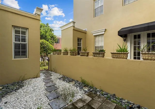 Photo 3 of Townhouse for sale at 2419 Victoria Gdns Ln, Tampa, FL 33609 | MLS# TB8532028 | Listing updated on 2026-09-22