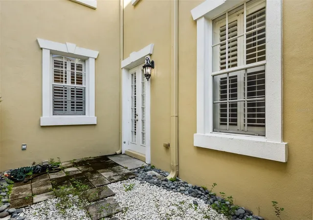 Photo 4 of Townhouse for sale at 2419 Victoria Gdns Ln, Tampa, FL 33609 | MLS# TB8532028 | Listing updated on 2026-09-22