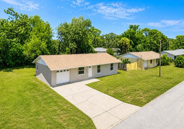 Photo 2 of Single family home for sale at 324 Queen Ave, Oviedo, FL 32765 | MLS# O6427591 | Listing updated on 2026-09-15