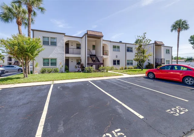 3rd image of 7701 Starkey Rd #528, Seminole, FL 33777 | MLS# TB8532080