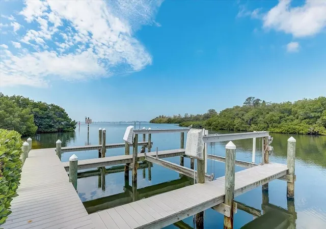 2nd image of 2424 Bay Dr, BRADENTON, FL 34207