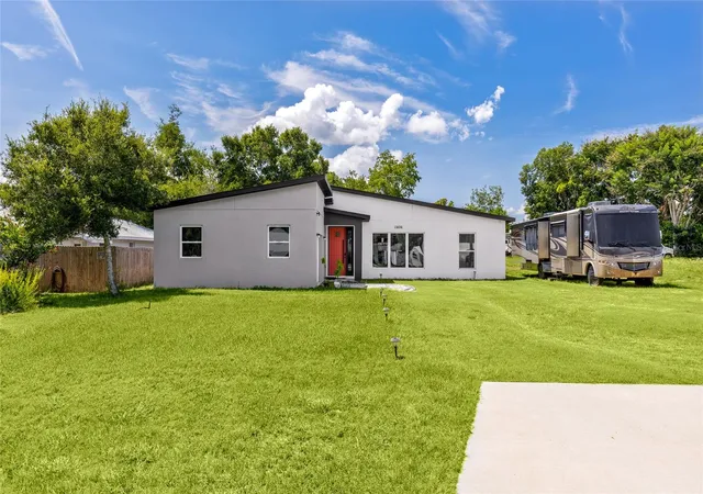 Photo 1 of Single family home for sale at 11426 Lakeview Dr, Leesburg, FL 34788 | MLS# O6427655 | Listing updated on 2026-08-02