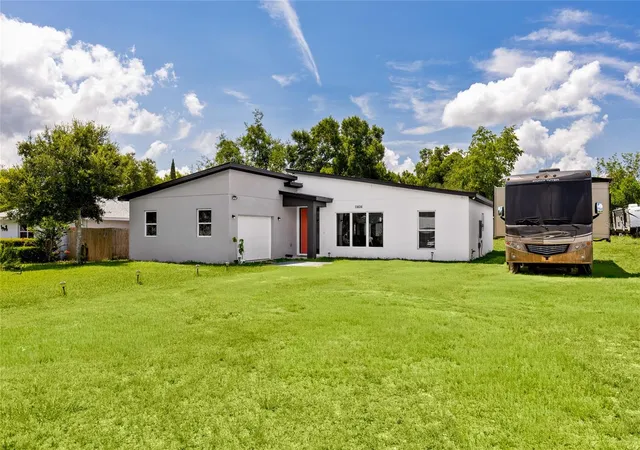 Photo 2 of Single family home for sale at 11426 Lakeview Dr, Leesburg, FL 34788 | MLS# O6427655 | Listing updated on 2026-08-02