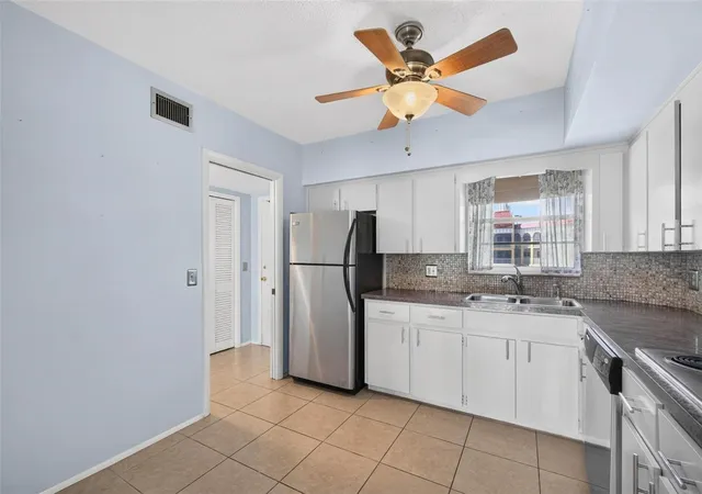 Listing Photo 5 - Condo for sale in building located at 2410 Franciscan Dr, Clearwater, FL 33763 - Unit #60