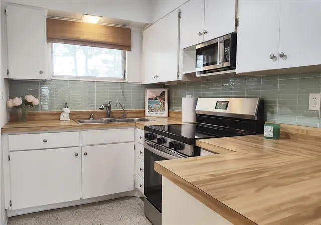 3rd image of 2155 Wood St #A26, Sarasota, FL 34237 | MLS# A4700899