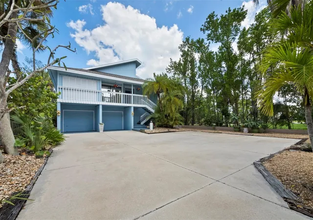 Photo 5 of Single family home for sale at 4114 Roberts Point Cir, Sarasota, FL 34242 | MLS# A4700902 | Listing updated on 2026-08-03