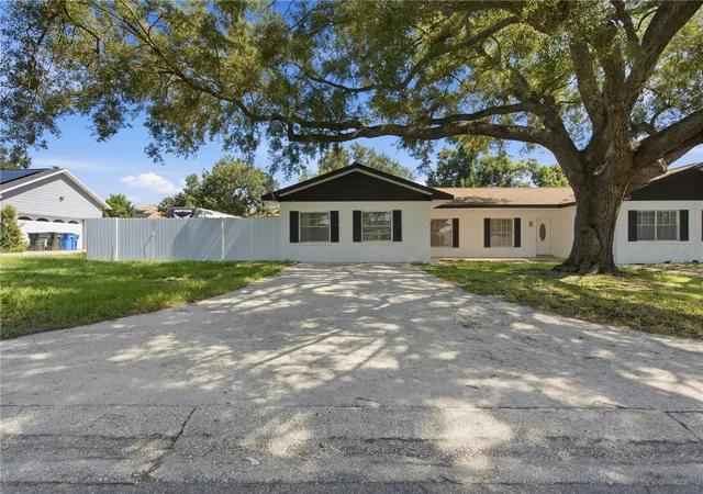 Photo 3 of Single family home for sale at 604 Royal Crst Dr, Brandon, FL 33511 | MLS# TB8532387 | Listing updated on 2026-10-20