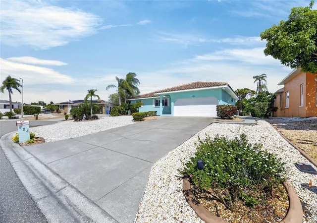 Photo 3 of Single family home for sale at 923 Golf Is Dr, Apollo Beach, FL 33572 | MLS# TB8532434 | Listing updated on 2026-10-03