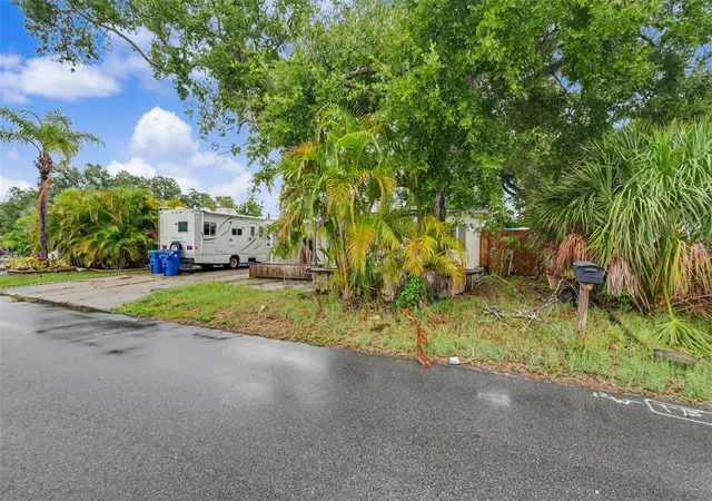 Photo 3 of Single family home for sale at 824 67th Street S, Saint Petersburg, FL 33707 | MLS# TB8532513 | Listing updated on 2026-10-05