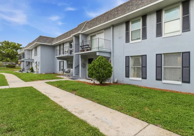 Photo 3 of Condo for sale at 931 W Oak Ridge Rd #B, Orlando, FL 32809 | MLS# O6427939 | Listing updated on 2026-08-11