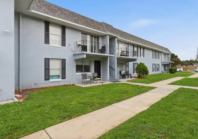 Photo 4 of Condo for sale at 931 W Oak Ridge Rd #B, Orlando, FL 32809 | MLS# O6427939 | Listing updated on 2026-08-11