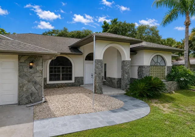 Photo 4 of Single family home for sale at 18608 Autumn Lake Blvd, Hudson, FL 34667 | MLS# W7887965 | Listing updated on 2026-09-25