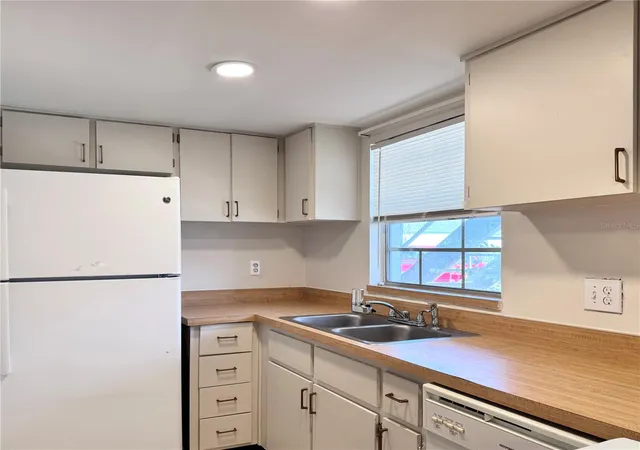 Listing Photo 4 - Condo for sale in building located at 1000 S Semoran Blvd, Orlando, FL 32792 - Unit #305