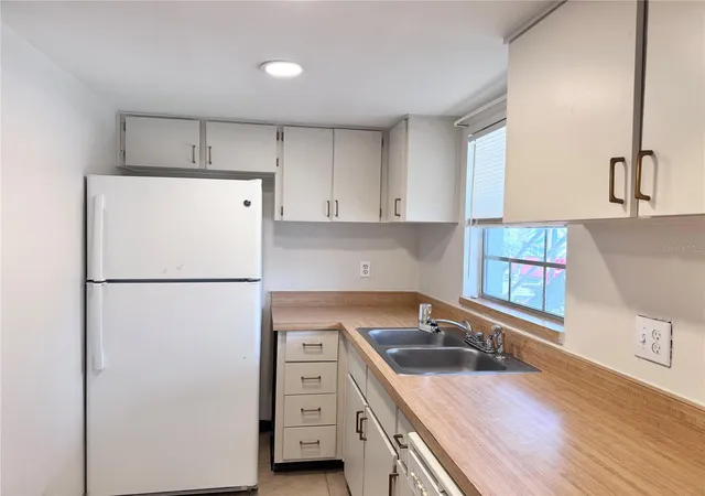 Listing Photo 5 - Condo for sale in building located at 1000 S Semoran Blvd, Orlando, FL 32792 - Unit #305