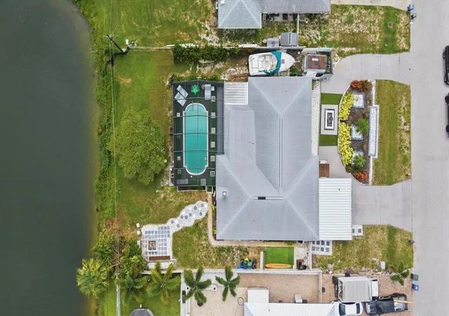 Photo 2 of Single family home for sale at 3615 Egerton Cir, Sarasota, FL 34233 | MLS# A4701023 | Listing updated on 2026-09-06