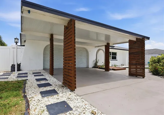 Photo 3 of Single family home for sale at 3615 Egerton Cir, Sarasota, FL 34233 | MLS# A4701023 | Listing updated on 2026-09-06