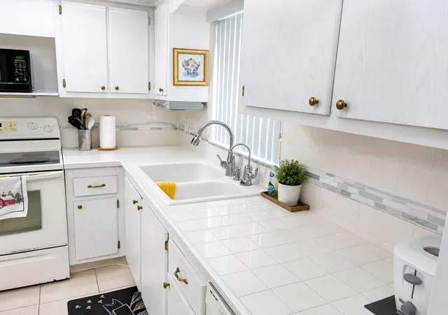 Photo 3 of Condo for sale at 4575 Cove Cir #506, Saint Petersburg, FL 33708 | MLS# TB8532711 | Listing updated on 2026-07-29