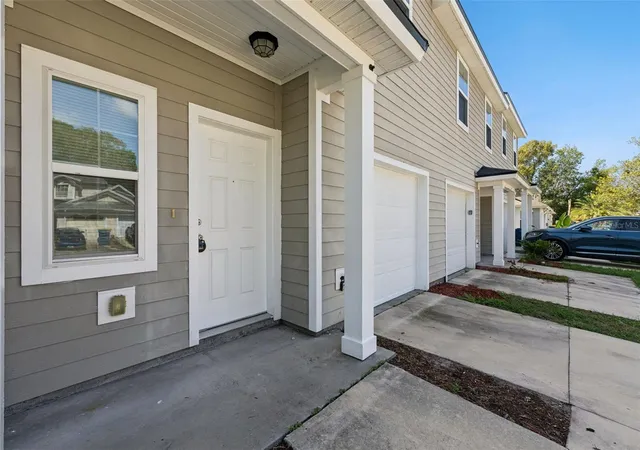 Photo 2 of Townhouse for sale at 3551 Rain Forest Dr W, Jacksonville, FL 32277 | MLS# O6428129 | Listing updated on 2026-09-21