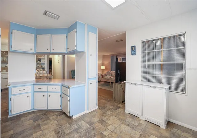3rd image of 832 Jolanda Cir, Venice, FL 34285 | MLS# N6145161