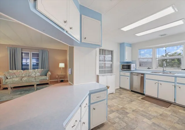 4th image of 832 Jolanda Cir, Venice, FL 34285 | MLS# N6145161