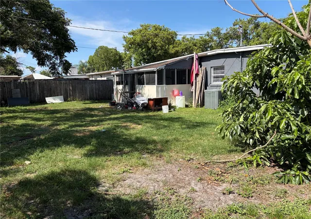 Photo 4 of Single family home for sale at 908 S Solandra Dr, Orlando, FL 32807 | MLS# O6428157 | Listing updated on 2026-07-26