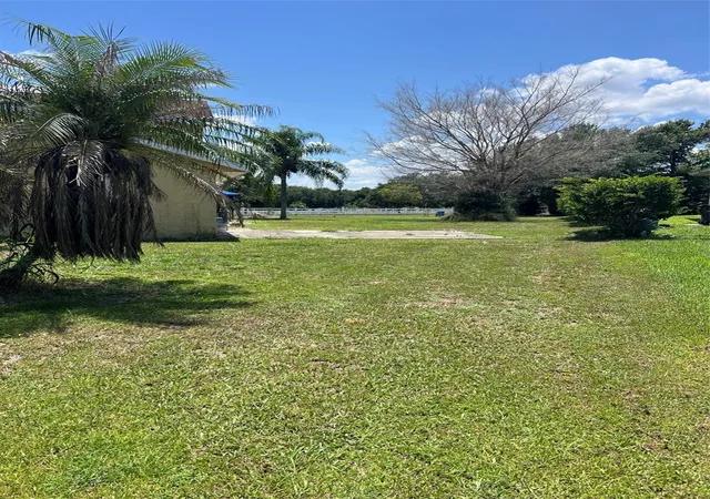 Photo 2 of Single family home for sale at 915 Hillside Ct S, Winter Haven, FL 33881 | MLS# O6428179 | Listing updated on 2026-09-05