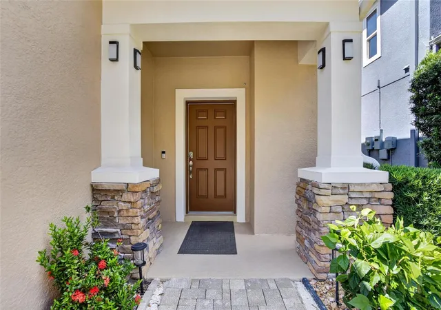 Photo 3 of Single family home for sale at 16220 Bayberry View Dr, Lithia, FL 33547 | MLS# TB8532833 | Listing updated on 2026-09-24