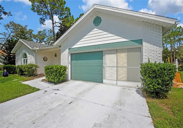 Photo 3 of Sale Pending at 7159 Crown Oaks Dr, Spring Hill, FL 34606 | MLS# W7887986 | Listing updated on 2026-10-07