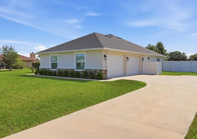 Photo 2 of Single family home for sale at 9811 Se 64th Avenue, Belleview, FL 34420 | MLS# OM729212 | Listing updated on 2026-09-13