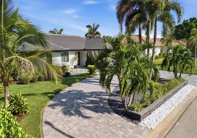 Photo 2 of Single family home for sale at 2022 Hawaii Ave NE, Saint Petersburg, FL 33703 | MLS# TB8532876 | Listing updated on 2026-10-29