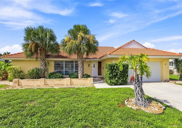 Photo 2 of Single family home for sale at 425 Belvedere Ct, Punta Gorda, FL 33950 | MLS# C7528837 | Listing updated on 2026-10-03