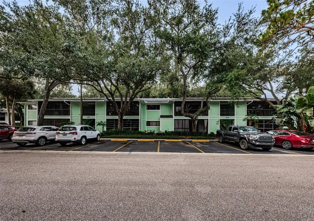 Listing Photo 4 - Condo for sale in building located at 3295 Fox Chase Cir N, PALM HARBOR, FL 34683 - Unit #107