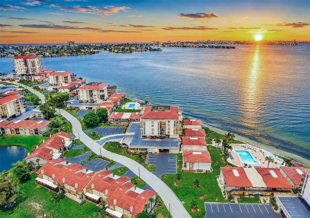 Listing Photo 3 - Condo for sale in building located at 6145 Sun Blvd, St. Petersburg, FL 33715 - Unit #306