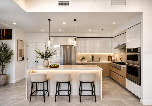 Photo 3 of Condo for sale at 400 Central Ave #407, Saint Petersburg, FL 33701 | MLS# TB8532929 | Listing updated on 2026-10-08