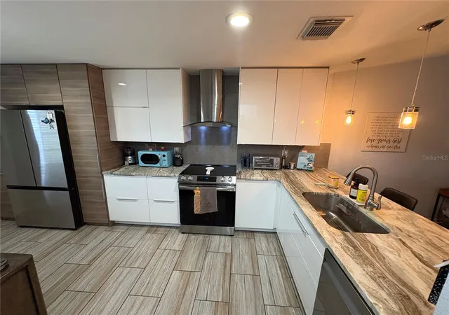 Photo 3 of Condo for sale at 2131 Ridge Rd S #2, Largo, FL 33778 | MLS# A4701115 | Listing updated on 2026-10-02
