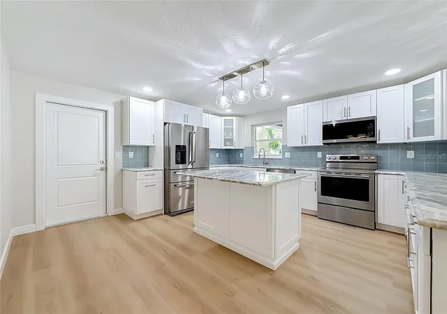 Photo 4 of Single family home for sale at 63 Oakwood Dr, Dunedin, FL 34698 | MLS# A4701116 | Listing updated on 2026-10-12