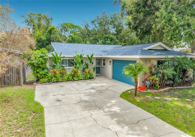Photo 2 of Single family home for sale at 63 Oakwood Dr, Dunedin, FL 34698 | MLS# A4701116 | Listing updated on 2026-10-12