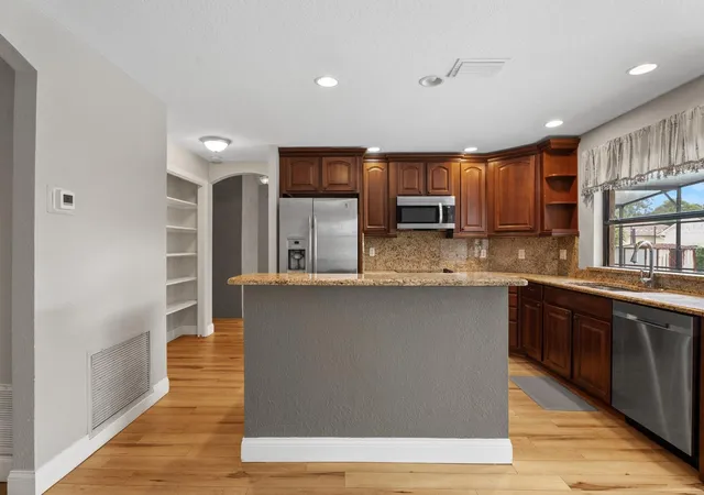 Photo 4 of Single family home for sale at 7437 Pinemount Dr, Orlando, FL 32819 | MLS# O6428324 | Listing updated on 2026-10-24