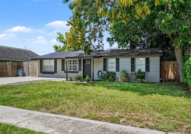 Photo 1 of Single family home for sale at 1611 Smithfield Cir W, Lakeland, FL 33801 | MLS# TB8533019 | Listing updated on 2026-08-11