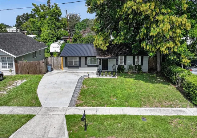 Photo 1 of Single family home for sale at 1611 Smithfield Cir W, Lakeland, FL 33801 | MLS# TB8533019 | Listing updated on 2026-08-11