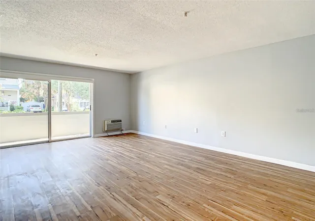 Listing Photo 4 - Condo for sale in building located at 406 S Cedar Ave, TAMPA, FL 33606 - Unit #107