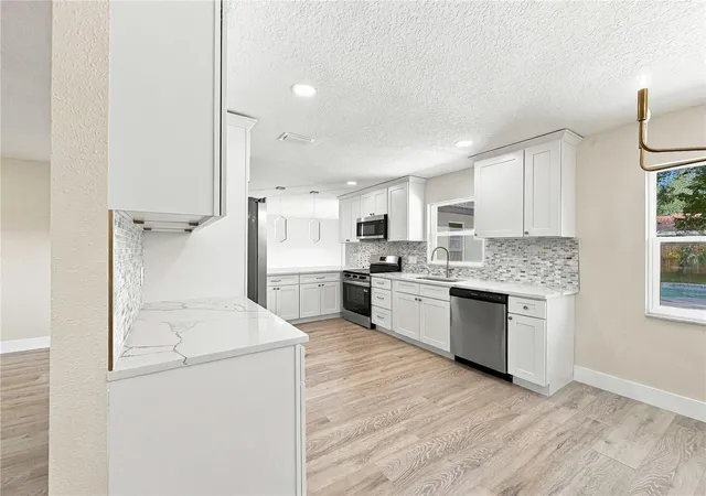Photo 4 of Single family home for sale at 7015 Crestlake Dr, Orlando, FL 32819 | MLS# O6428433 | Listing updated on 2026-09-22